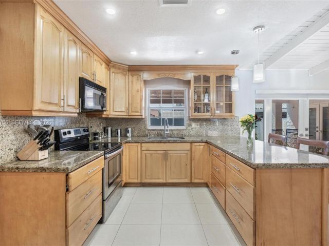 Продажа дома по адресу 13710 SW 18th Ter - фото 7531448