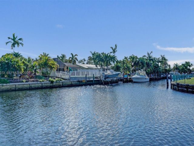 Дом в аренду по адресу 949 SE 10th Ct - фото 7478546