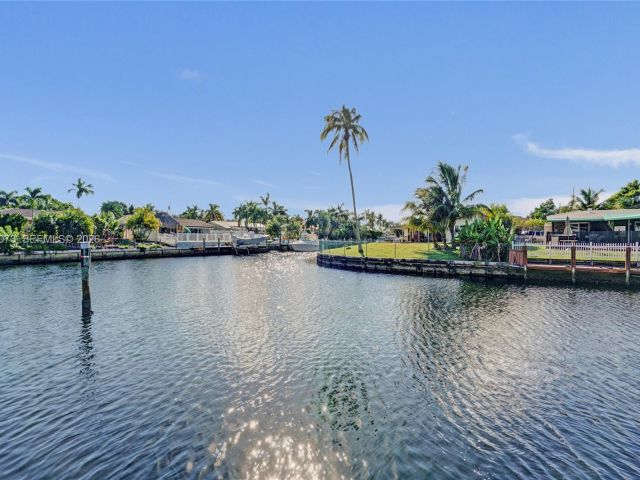 Дом в аренду по адресу 949 SE 10th Ct - фото 7478547