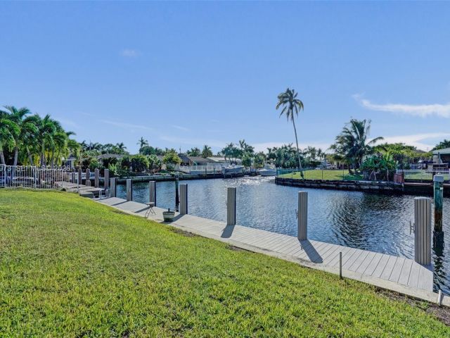 Дом в аренду по адресу 949 SE 10th Ct - фото 7478549