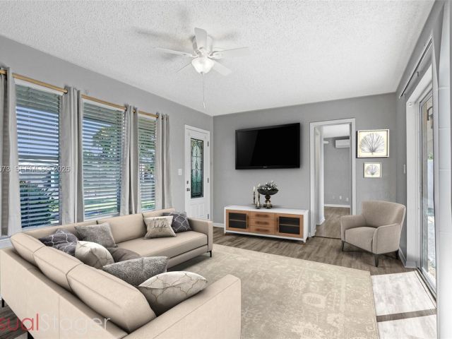 Дом в аренду по адресу 949 SE 10th Ct - фото 7478550