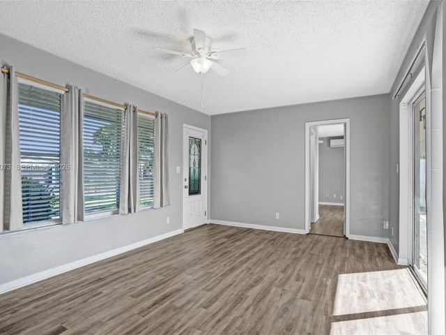 Дом в аренду по адресу 949 SE 10th Ct - фото 7478551