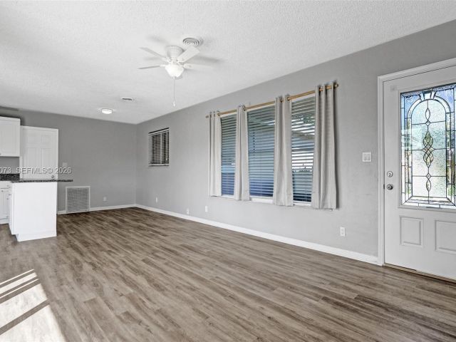 Дом в аренду по адресу 949 SE 10th Ct - фото 7478552