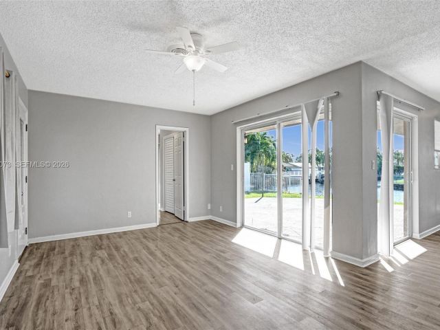 Дом в аренду по адресу 949 SE 10th Ct - фото 7478553