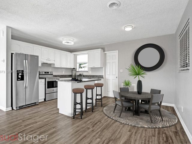 Дом в аренду по адресу 949 SE 10th Ct - фото 7478554