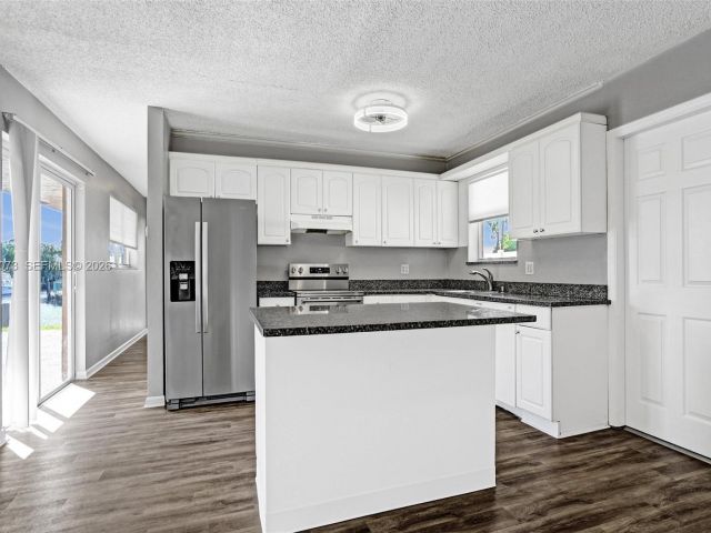 Дом в аренду по адресу 949 SE 10th Ct - фото 7478555