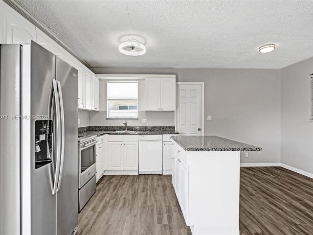 Дом в аренду по адресу 949 SE 10th Ct - фото 7478556