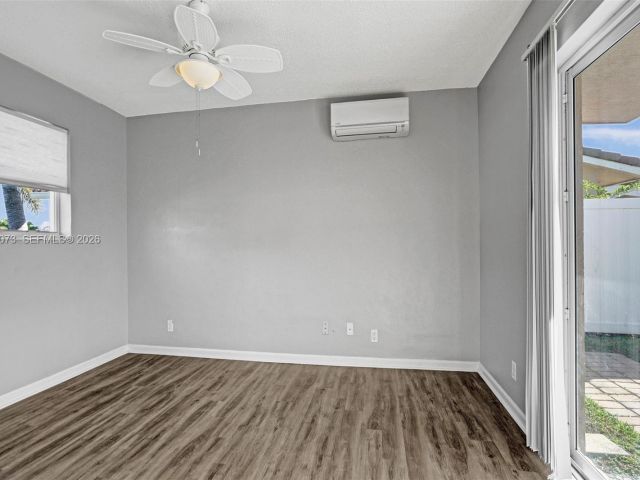 Дом в аренду по адресу 949 SE 10th Ct - фото 7478558