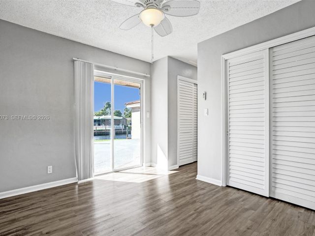 Дом в аренду по адресу 949 SE 10th Ct - фото 7478560