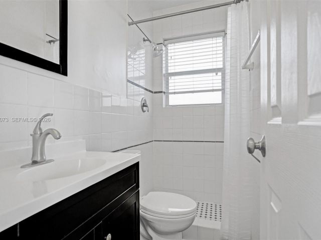 Дом в аренду по адресу 949 SE 10th Ct - фото 7478561