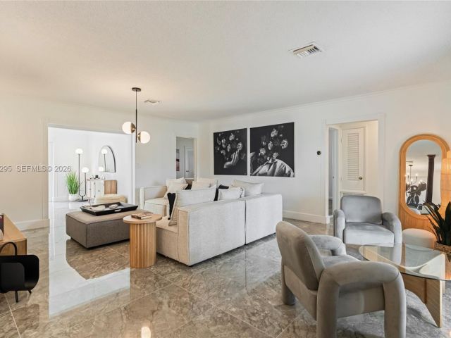 Продажа дома по адресу 5900 NE 15th Ave - фото 7483176