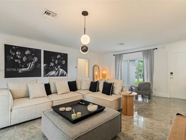 Продажа дома по адресу 5900 NE 15th Ave - фото 7483177