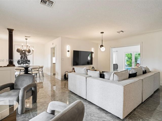 Продажа дома по адресу 5900 NE 15th Ave - фото 7483178