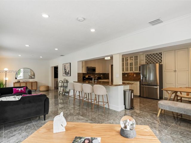 Продажа дома по адресу 5900 NE 15th Ave - фото 7483183