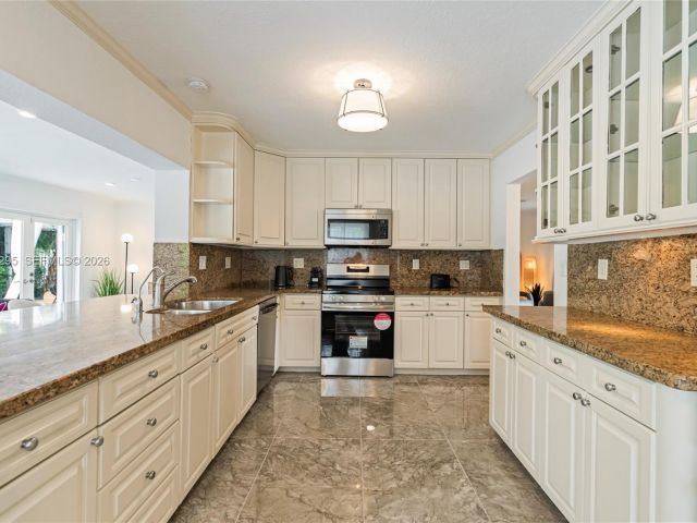 Продажа дома по адресу 5900 NE 15th Ave - фото 7483184