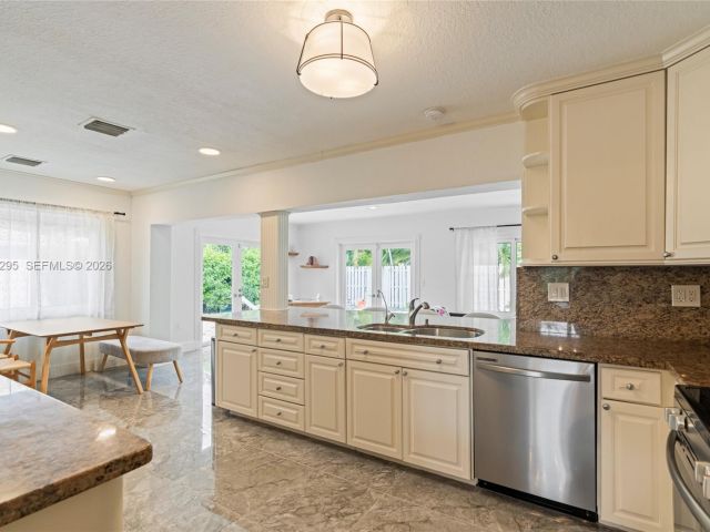 Продажа дома по адресу 5900 NE 15th Ave - фото 7483185