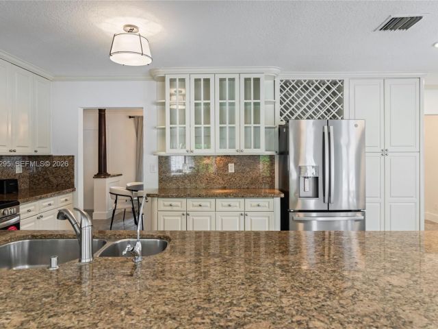 Продажа дома по адресу 5900 NE 15th Ave - фото 7483186