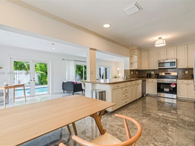 Продажа дома по адресу 5900 NE 15th Ave - фото 7483188