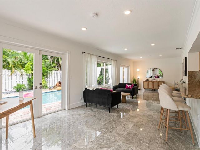 Продажа дома по адресу 5900 NE 15th Ave - фото 7483190