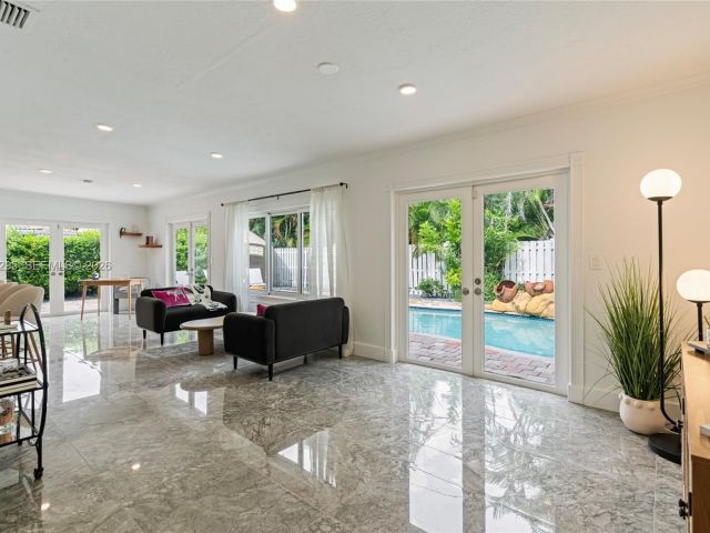 Продажа дома по адресу 5900 NE 15th Ave - фото 7483191