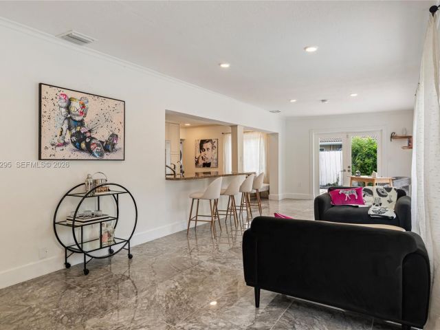 Продажа дома по адресу 5900 NE 15th Ave - фото 7483192