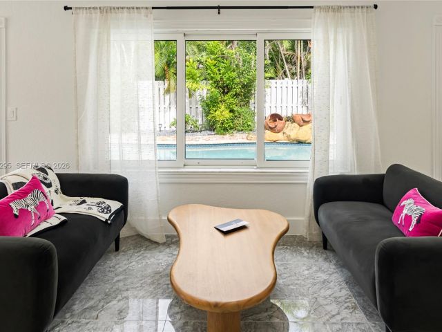 Продажа дома по адресу 5900 NE 15th Ave - фото 7483194