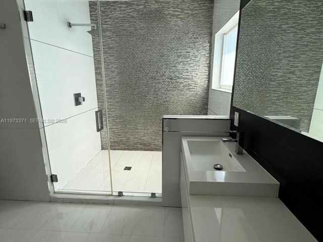 Дом в аренду по адресу 10942 NW 59th St - фото 7486215