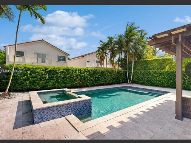 Дом в аренду по адресу 10942 NW 59th St - фото 7486220