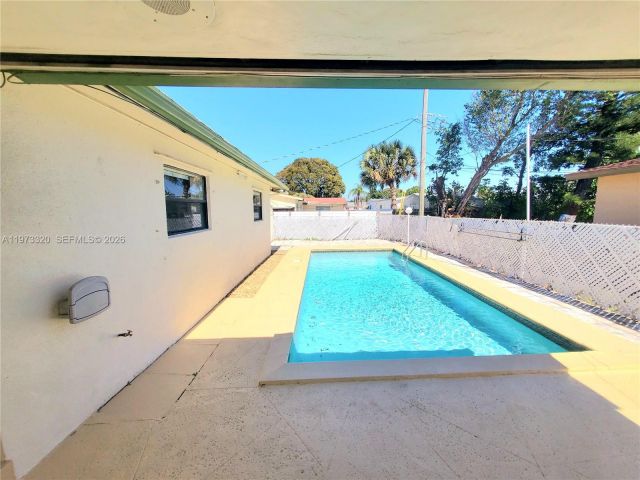 Дом в аренду по адресу 7791 NW 39th St - фото 7473725