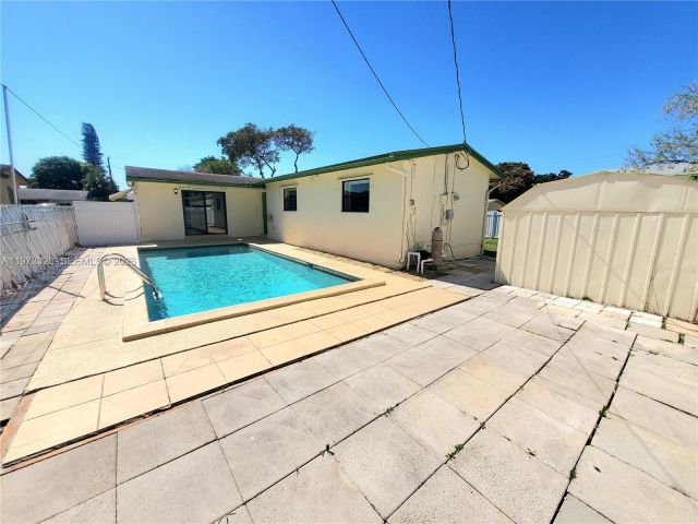 Дом в аренду по адресу 7791 NW 39th St - фото 7473726