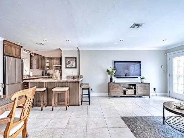 Продажа дома по адресу 1131 SE 5th Avenue - фото 9356941