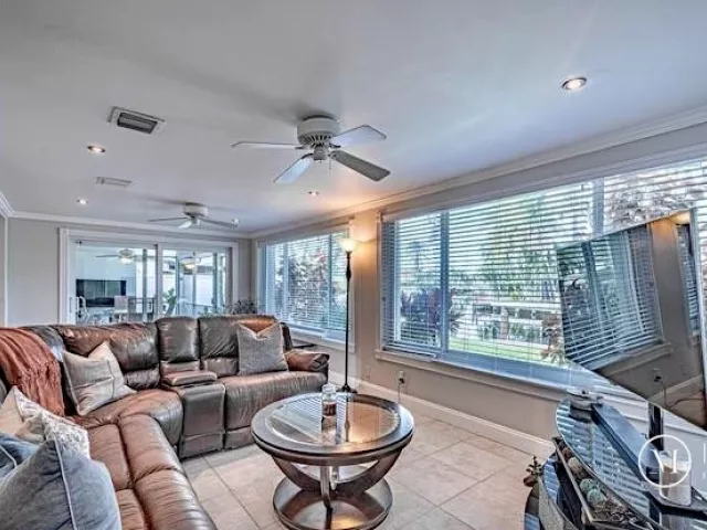 Продажа дома по адресу 1131 SE 5th Avenue - фото 9356951