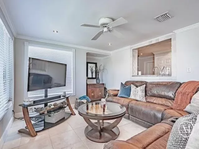 Продажа дома по адресу 1131 SE 5th Avenue - фото 9356952