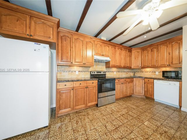 Продажа дома по адресу 2725 SW 82nd Ave - фото 7524908