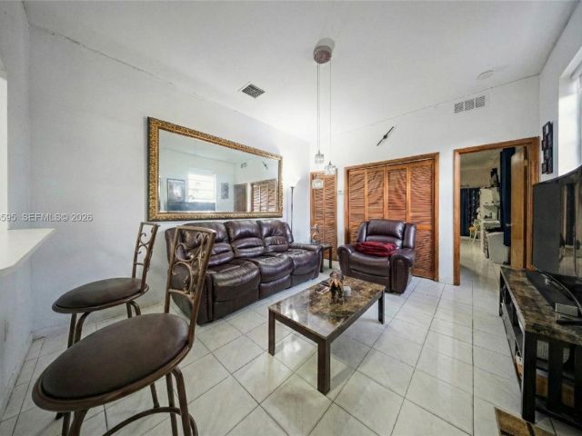 Продажа дома по адресу 2725 SW 82nd Ave - фото 7524911