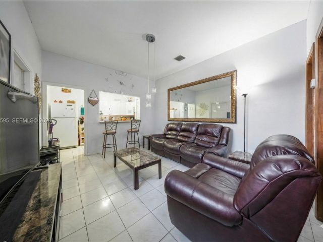 Продажа дома по адресу 2725 SW 82nd Ave - фото 7524912