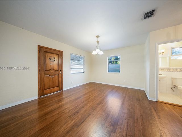 Продажа дома по адресу 2725 SW 82nd Ave - фото 7524916