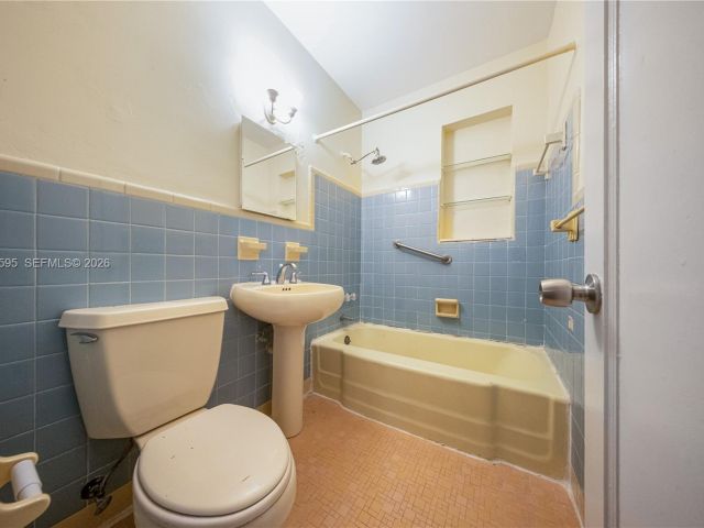 Продажа дома по адресу 2725 SW 82nd Ave - фото 7524918