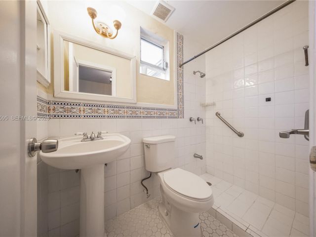 Продажа дома по адресу 2725 SW 82nd Ave - фото 7524920