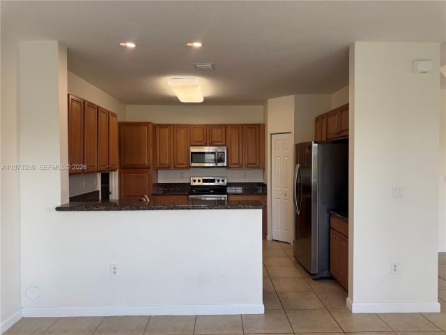 Дом в аренду по адресу 11482 NW 69th Ter - фото 7486183