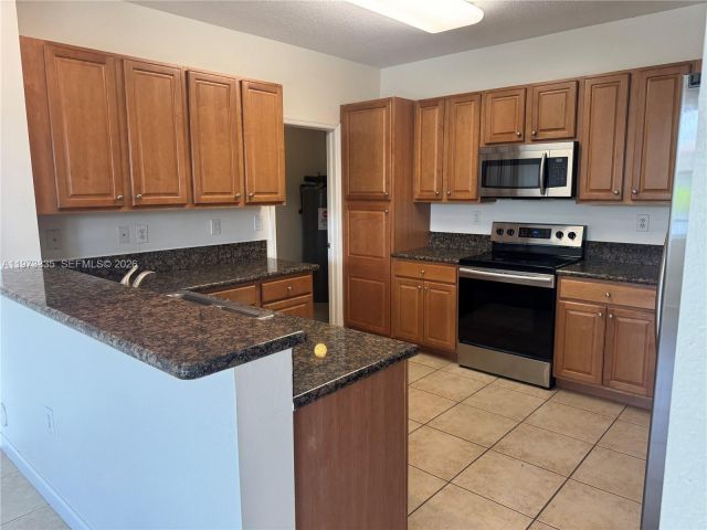 Дом в аренду по адресу 11482 NW 69th Ter - фото 7486184