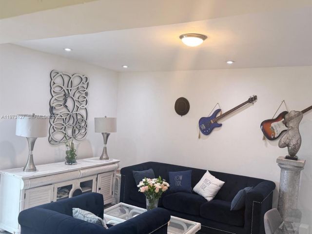 Продажа дома по адресу 1281 NW 31st Ave - фото 7501687