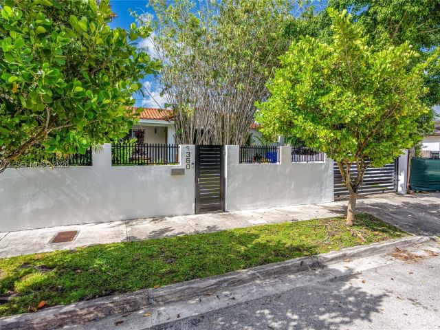 Продажа дома по адресу 1360 SW 16th St - фото 7525829