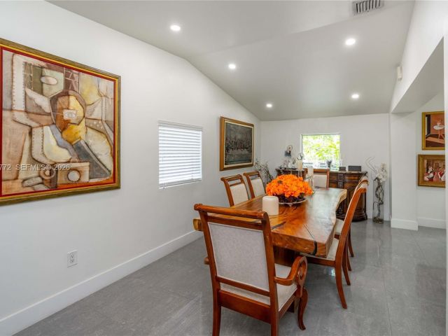 Продажа дома по адресу 1360 SW 16th St - фото 7525843