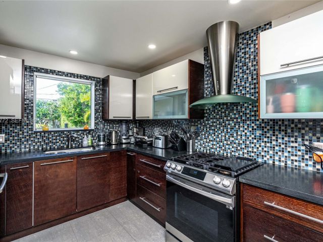 Продажа дома по адресу 1360 SW 16th St - фото 7525844