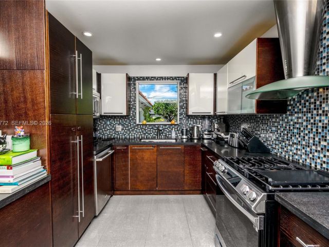 Продажа дома по адресу 1360 SW 16th St - фото 7525845