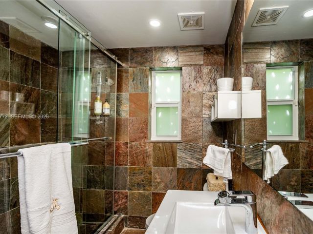 Продажа дома по адресу 1360 SW 16th St - фото 7525847