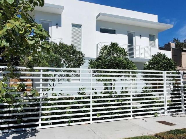 Дом в аренду по адресу 3787 Thomas Ave - фото 7518808