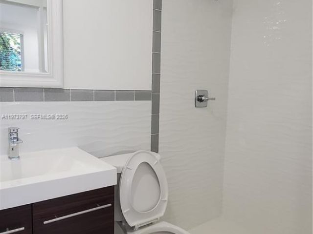 Дом в аренду по адресу 3787 Thomas Ave - фото 7518811