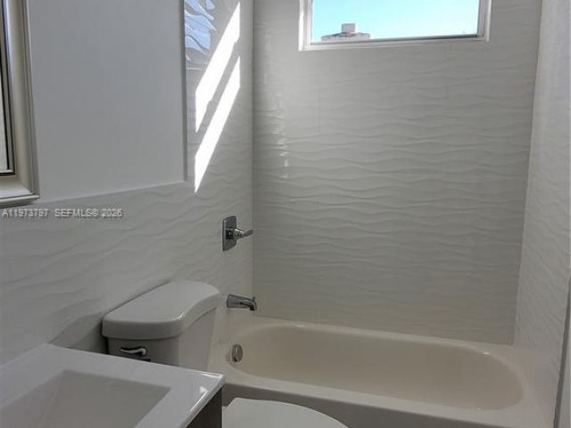 Дом в аренду по адресу 3787 Thomas Ave - фото 7518820